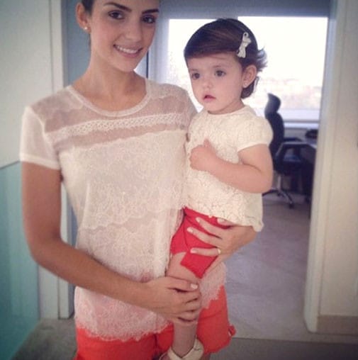 월드컵 개막전에서 네이마르를 응원한 카카의 부인과 딸 사진이 화제다 캐롤라인 트위터 캡처 © News1  