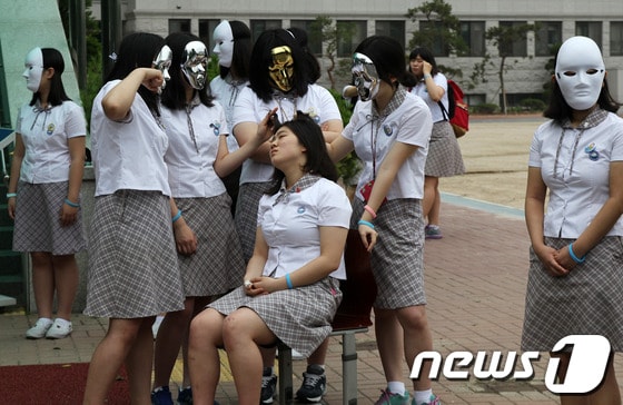 여고교생들이 학교폭력에 대한 역할극을 하는 모습. © News1