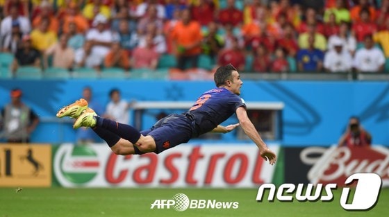 네덜란드 로빈 반 페르시가 14일 새벽&#40;한국시간&#41; 브라질 사우바도르 폰치노바 경기장에서 열린 네덜란드와의 2014 브라질 월드컵 B조 1차전에서 다이빙 헤딩 슛을 성공시키고 있다.© AFP BBNews=News1   