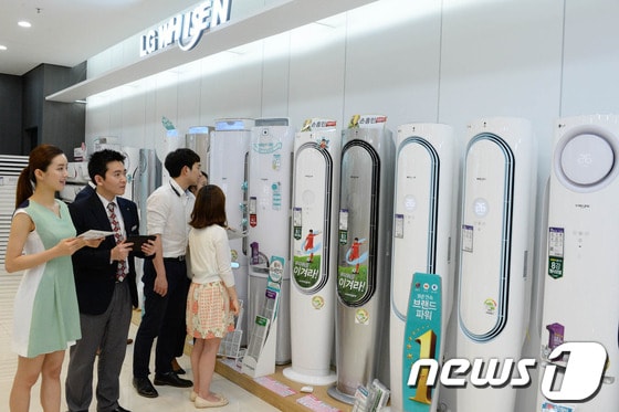 사람들이 LG전자 '휘센 손흥민' 에어컨을 구경하고 있다.(LG전자 제공) © News1