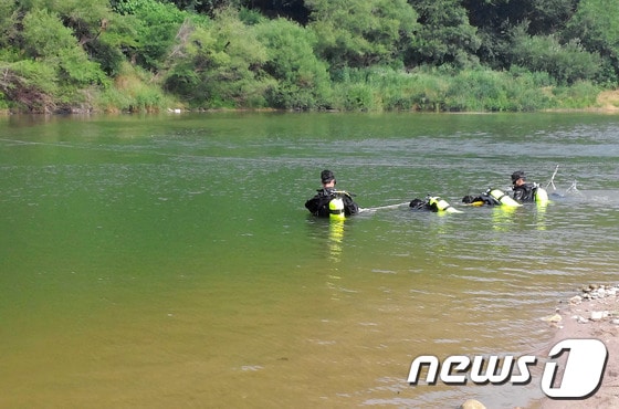 15일 오전 11시 37분께 영월군 한반도면 옹정리 선암마을 인근 서강에서 물에 빠져 숨져 있는 피서객 박모씨&#40;57·대구&#41;를 119구조대 등이 발견했다.&#40;영월소방서 제공&#41; 2014.6.15/뉴스1 © News1   이예지 기자