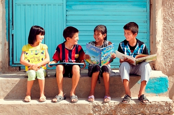 삼성엔지니어링에서 기증한 도서를 받고 우즈베키스탄 학생들이 환하게 웃고 있다/제공=삼성엔지니어링© News1 