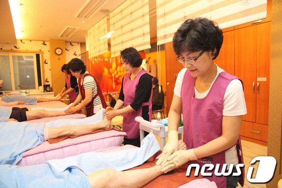 광주동구노인종합복지관은 발 건강 관리 서비스가 대표적 노인복지 서비스로 각광받고 있다고 16일 밝혔다.(사진제공=광주동구노인종합복지관)2014.6.16/뉴스1 © News1 김사라 기자