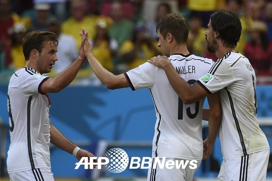 17일(한국시간) 벌어진 2014 브라질 월드컵 G조 예선 첫 경기 독일-포르투갈의 경기에서 토마스 뮐러(독일·가운데)가 자신의 세 번째 골을 터뜨린 뒤 동료들의 축하를 받고 있다. © AFP BBNEWS=News1