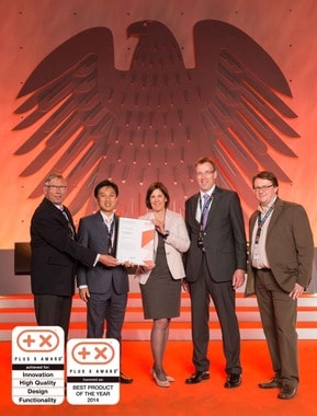 지난 6일 독일 본에서 열린 제 11회 '플러스 엑스 어워드'에서 모뉴엘의 로봇청소기 ‘클링클링’이 2014년 올해의 최고제품상을 수상했다. 사진은 주최측과 모뉴엘 독일법인 직원들이 포즈를 취하고 있다.(모뉴엘 제공) © News1 