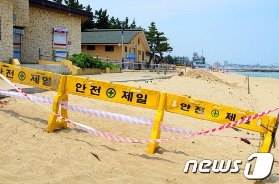 16일 올해초 해안침식으로 파괴된 속초해수욕장 목재데크가 다음달 개장을 위해 복구되고 있다. 2014.6.16/뉴스1 © News1 엄용주