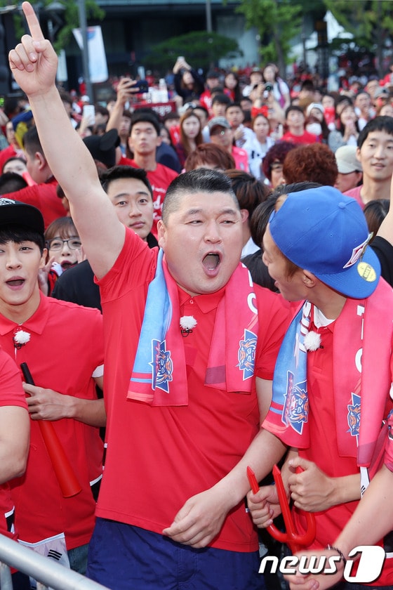 개그맨 강호동이 18일 오전 서울 광화문광장에서 열린 KBS 예능프로그램 '우리동네 예체능' 러시아전 거리응원 현장에서 열띤 응원을 펼치고 있다. 2014.6.18 스타뉴스/뉴스1 © News1