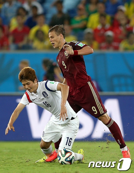 17일 오후(현지시간) 브라질 쿠이아바 아레나 판타나우 경기장에서 열린 2014 브라질월드컵 조별예선 1차전 대한민국과 러시아의 경기에서 기성용과 알렉산드로 코코린 선수가 볼다툼을 벌이다 넘어지고 있다. 2014.6.18/뉴스1 © News1 (쿠이아바(브라질)=뉴스1) 박정호 기자