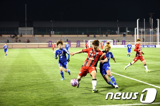 보은군에서 열리는 여자축구 실업리그 'IBK 기업은행 2014 WK리그(Women's Korea Football)' 전반기 경기모습. 사진제공=보은군청 © News1 정민택 기자