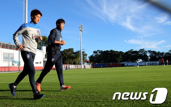 한국 축구대표팀의 이청용이 19일 오후(현지시간) 브라질 포스 두 이구아수 플라멩고 스타디움에서 높은 피로도로 인해 가벼운 회복 훈련을 하고 있다. . 2014.6.20/뉴스1 © News1 (포스 두 이구아수(브라질)=뉴스1) 박정호 기자