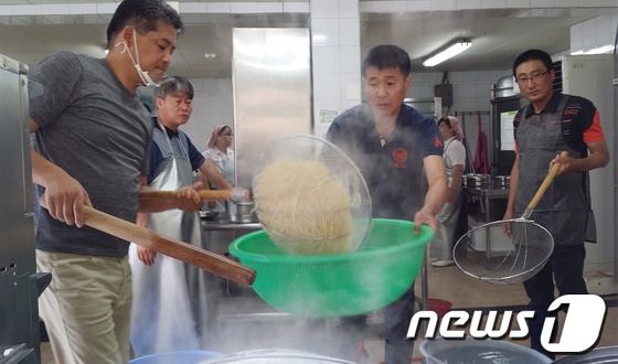 강원경찰을사랑하는모임(회장 신익수)은 21일 원주 봉산동에 위치한 천사들의 집에서 장애우, 홀몸 어르신 200여명을 위한 자장면 봉사활동을 펼쳤다.(사진제공=원주경찰서).2014.6.21/뉴스1 © News1   권혜민 기자