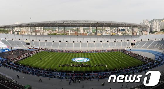 인천아시아드주경기장 준공 테이프 커팅 모습. 사진 제공=인천시. © News1