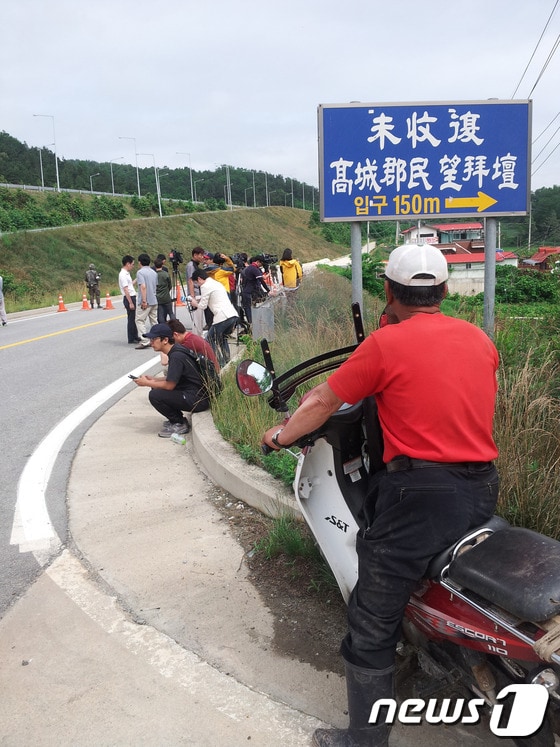 23일 오전 10시 현재 군 당국은 임모 병장과 대치를 벌이고 있는 강원 고성군 대진1리를 통제하고 마을주민과 취재진들의 출입을 막고 있다.2014.6.23/뉴스1 © News1 엄용주