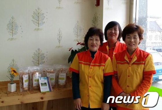 누룽지판매사업단 직원들과 청풍명월 누룽지 © News1