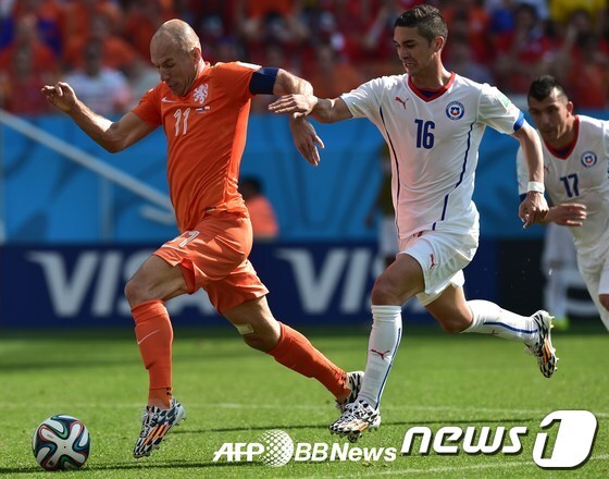 네덜란드 축구대표팀 아르엔 로벤(왼쪽).© AFP BBNews=News1 