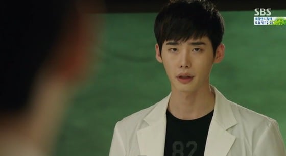 이종석이 SBS '닥터 이방인'에서 세이버 수술을 집도해 성공했다. © SBS '닥터 이방인' 캡쳐 