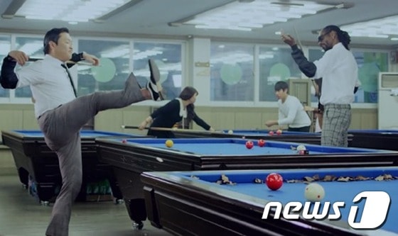 인천 제물포의 한 당구장에서 촬영된 싸이의 행오버 뮤비의한 장면.© News1  