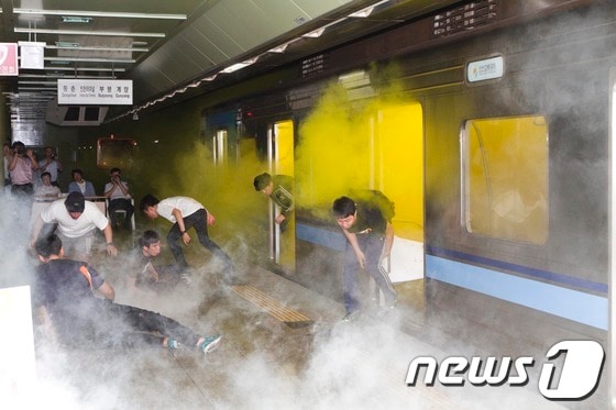 25일 오후3시 인천교통공사가 인천지하철1호선 동막역에서 지하철화재대비 유관기관 합동훈련을 실시하고 있다.© News1  