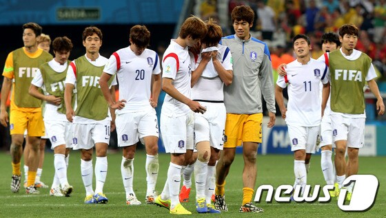 대한민국 축구대표팀 선수들이26일 오후(현지시간) 브라질 상파울루의 아레나 데 상파울루 경기장에서 열린 2014 브라질월드컵 조별예선 3차전 벨기에 전에서 1:0으로 패하면서 16강 진출이 좌절되자 눈물을 쏟고 있다. 2014.6.27/뉴스1 © News1 (상파울루(브라질)=뉴스1) 박정호 기자