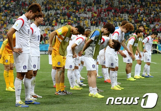대한민국 축구대표팀 선수들이 26일 오후(현지시간) 브라질 상파울루의 아레나 데 상파울루 경기장에서 열린 2014 브라질월드컵 조별예선 3차전 벨기에 전에서 1:0으로 패하면서 16강 진출이 좌절되자 침통한 모습으로 응원단 앞으로 이동해 고개 숙여 인사하고 있다. 2014.6.27/뉴스1 © News1 (상파울루(브라질)=뉴스1) 박정호 기자