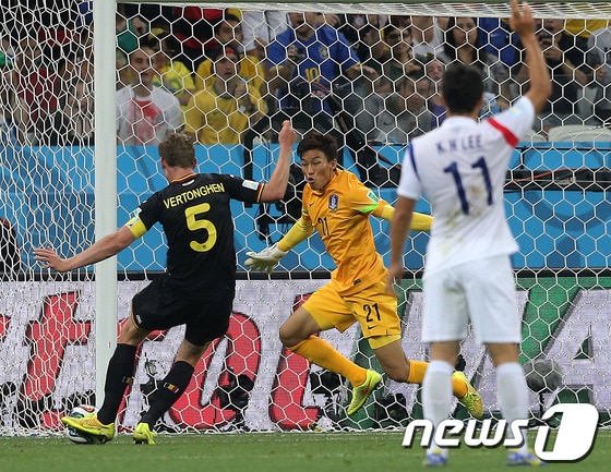 대한민국 축구대표팀 김승규 골키퍼가 26일 오후(현지시간) 브라질 상파울루의 아레나 데 상파울루 경기장에서 열린 2014 브라질월드컵 조별예선 3차전 벨기에전에서 얀 베르통헨에게 통한의 선제골을 내주고 있다. 축구대표팀은 이날 경기를 1:0으로 패하면서 16강 진출이 좌절됐다. 2014.6.27/뉴스1 © News1 (상파울루(브라질)=뉴스1) 박정호 기자