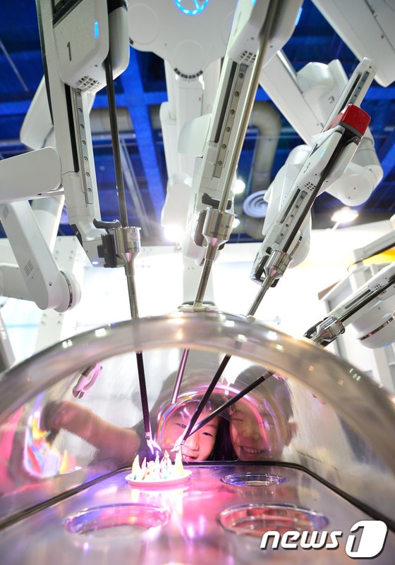 대장암 로봇수술 권위자들이 참여하는 '아시아 대장암 로봇수술 캠프'가 대구에서 열린다. 사진은 로봇수술 기기. 뉴스1 DB