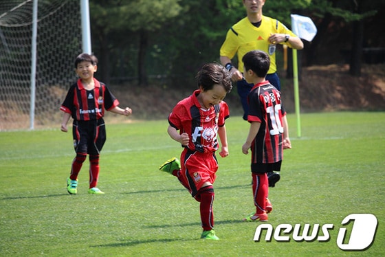 FC 서울 선수들이 6월7일 'Future of FC서울' 구장에서 미래의 FC서울 선수들을 만난다. © News1 