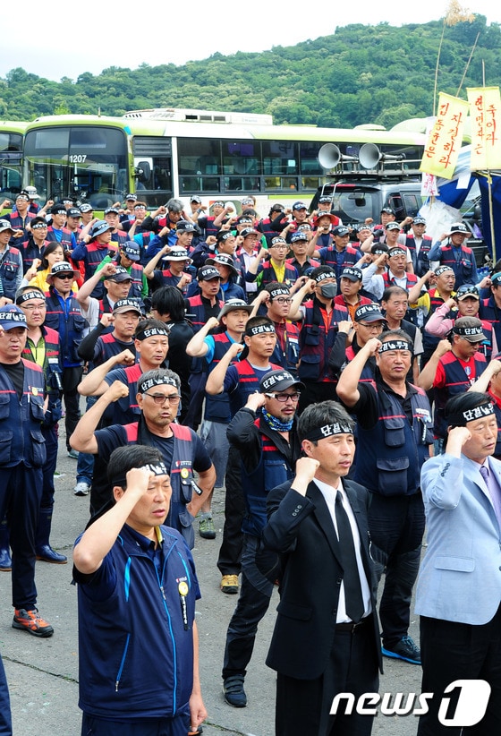 전북 버스노조 진기승씨의 사망소식이 전해진 3일 오후 노총 공공운수노조 전북지역 버스지부 조합원들이 전주시 팔복동 신성여객 앞에서 책임자 처벌과 사측의 사과를 촉구하며 승무거부투쟁을 하고 있다. 진씨는 2012년 직장폐쇄에 맞서 파업투쟁을 벌이다 해고됐으며 지난 4월30일 회사에서 자살을 기도해 뇌사 상태에 빠진 지 33일만인 이달 2일 오후 9시5분께 숨을 거뒀다.2014.6.3/뉴스1 © News1 김대웅 기자