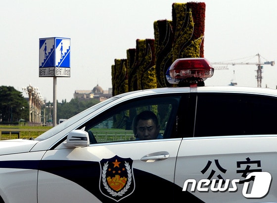 중국 공안이 톈안먼 사태 25주년을 하루 앞둔 3일 톈안먼 광장 주변을 순찰하고 있다. © AFP=뉴스1 