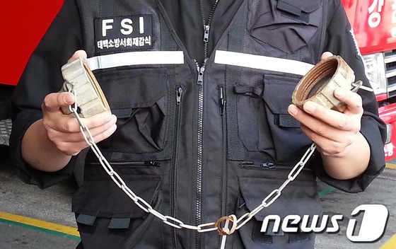 소화전의 방수구 뚜껑을 훔쳐 고물상에 팔아 넘긴 70대 노인이 태백소방서 소속 한 소방관의 잠복 끝에 붙잡혀 경찰로 인계돼 조사를 받고 있는 가운데 한 소방관이 방수구 뚜껑을 보여주고 있다.(태백소방서 제공) © News1   이예지 기자