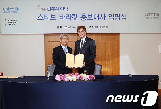 송용덕 롯데호텔 대표(왼쪽)과 스티브 바라캇(오른쪽).(사진제공=롯데호텔)© News1