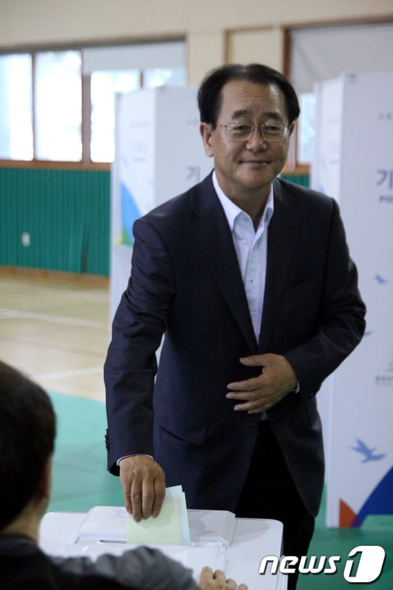 6·4지방선거 당일인 4일 채용생 새누리당 속초시장 후보가 오전 9시 청호동제1투표소인 청호초등학교를 찾아 투표를 하고 있다. 2014.6.4/뉴스1 © News1   엄용주 