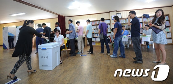6·4지방선거일인 4일 광주 풍암동 주은모아아파트 4투표소에는 시민들이 길게 줄을 서서 투표하고 있다. 2014.6.4/뉴스1 © News1 김태성 기자