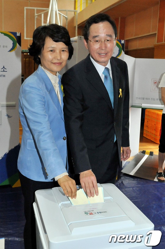 6·4 전국동시지방선거 투표가 시작된 4일 오전 새정치민주연합 송하진 전북도지사 후보가 부인 오경진 여사와 함께 전주시 서신동 여울초등학교에서 투표를 하고 있다.2014.6.4/뉴스1 © News1 김대웅 기자