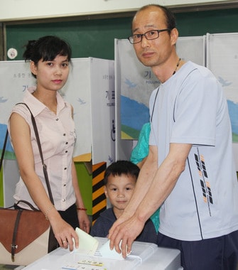 필리핀에서 한국으로 2008년 시집온 윤수정(28.여)씨는 지난해 5월 국적을 취득한 뒤 첫 투표를 하기 위해 이 투표소를 찾았다. 사진제공=옥천군청 © News1  