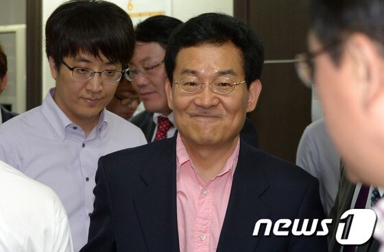 고승덕 서울시교육감 후보가 4일 오후 서울 중구 을지로 선거캠프에서 캠프 관계자 및 지지자들과 인사를 나누고 있다. 2014.6.4/뉴스1 © News1 민경석 기자
