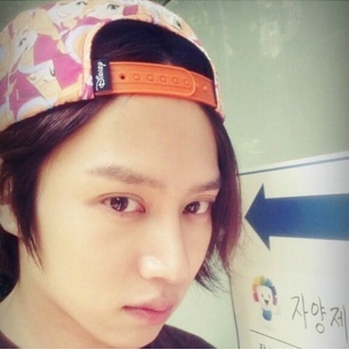 김희철이 투표 인증샷을 올린 가운데 여자친구에 대한 관심이 뜨겁다. © 김희철 인스타그램 