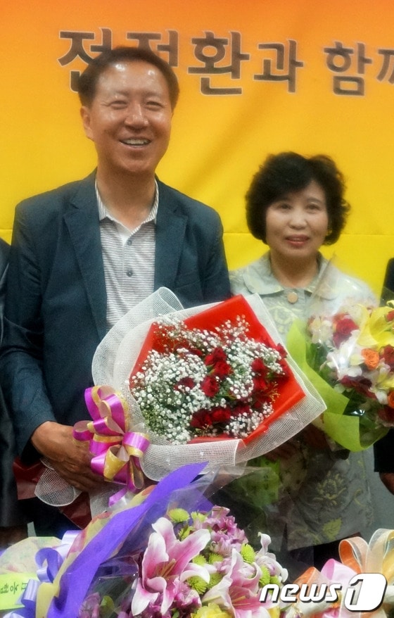 4일 밤 새누리당 전정환 정선군수 후보가 당선이 확실시되자 꽃다발을 들고 부인 김희숙씨와 기뻐하고 있다. 2014.6.5/뉴스1 © News1 하중천 