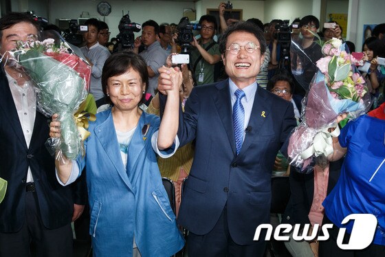 조희연 서울시교육감 후보가 5일 새벽 서울 신문로 선거사무소에서 당선이 확실해지자 부인 김의숙씨와 함께 꽃다발을 들고 환호하고 있다. / 뉴스1 © News1 유승관 기자