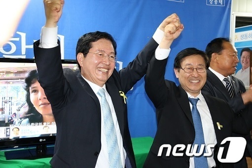 장종태 새정치민주연합 대전 서구청장 당선자가 5일 자신의 선거사무소에서 당선이 확정되자 기뻐하고 있다.© News1