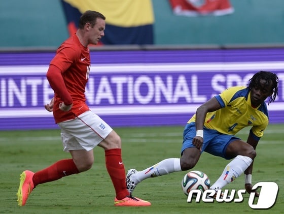 5일(한국시간) 벌어진 잉글랜드와 에콰도르의 평가전에서 웨인 루니(잉글랜드)가 상대 수비수 후안 카를로스 파레데스와 공 경합을 벌이고 있다. © AFP=News1