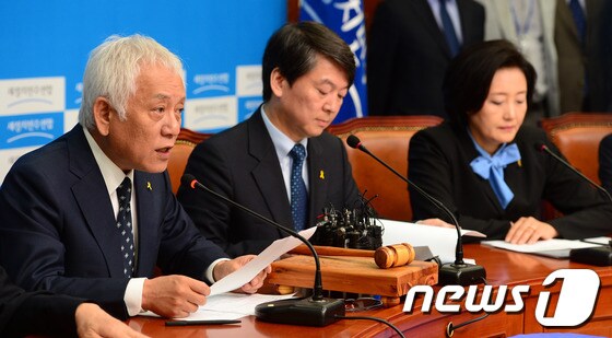 김한길 새정치민주연합 공동대표가 5일 오전 여의도 국회에서 열린 최고위원회의에서 모두발언을 하고 있다. 안 공동대표는