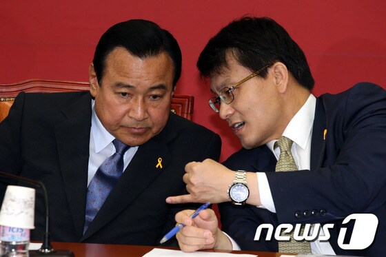 이완구 새누리당 비상대책위원장과 윤상현 원내수석부대표가 5일 오전 서울 여의도 국회에서 열린 비상대책위원회의에 참석해 귀엣말을 하고 있다.2014.6.5/뉴스1 © News1 이광호 기자