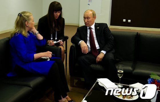 2012년 러시아에서 열린 APEC 정상회담에서 푸틴 대통령과 힐러리 클린턴 전 미국 국무장관이 대화를 나누고 있다. © AFP=뉴스1