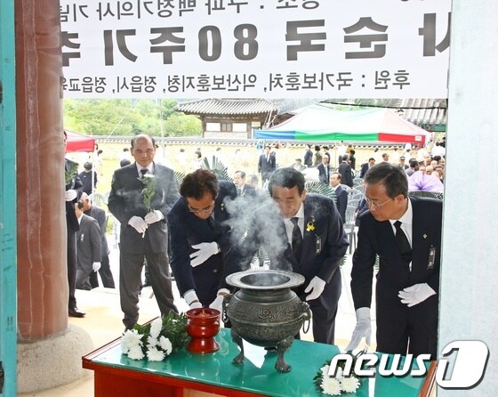 전북 정읍 출신 항일 애국투사 구파 백정기의사 순국 80주년 추모기념식이 5일 백정기의사기념관에서 열렸다. 왼쪽부터 김승범 정읍시의장, 김생기 시장, 유성엽 국회의원./사진제공=정읍시© News1  