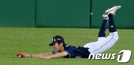 6월 둘째주 ADT캡스플레이로 두산 베어스 정수빈의 더블플레이가 선정됐다. © News1 이동원 기자