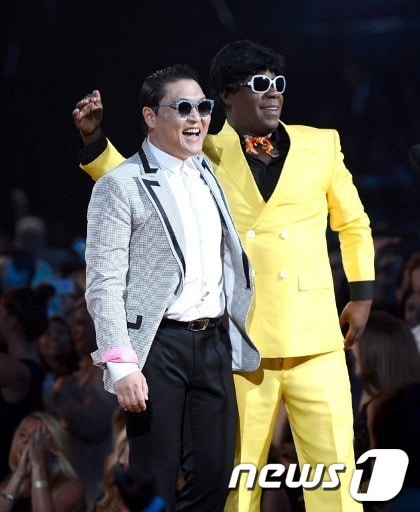 지난해 빌보드뮤직어워드에서 싸이와 한 무대에 오른 미국 유명 코미디언 트레이시 모건이 7일(현지시간) 교통사고를 당해 중태에 빠졌다. © AFP=News1