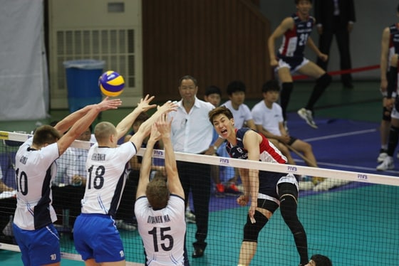 박철우(오른쪽)가 6일(한국시간)  체초전에서 24점을 올리면서 분전했지만  높은 벽을 넘지 못했다. © 대한배구협회 제공  