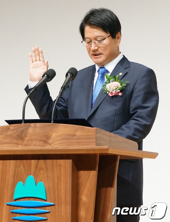 원창묵 원주시장이 1일 오전 백운아트홀에서 열린 민선6기 원주시장 취임식에서 선서를 하고 있다.2014.7.1/뉴스1 © News1 권혜민 기자