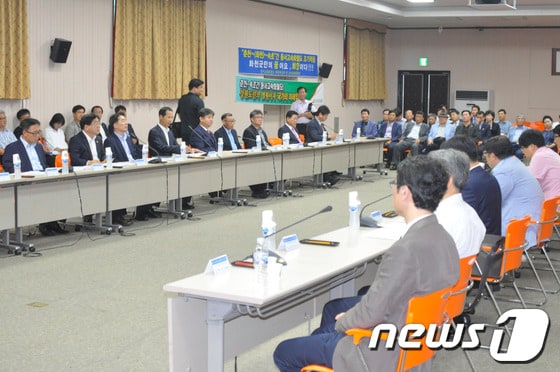 한국개발연구원(KDI)은 1일 춘천-속초 고속화철도 예비타당성조사를 위해 강원도의 의견을 듣고자 관계기관 회의를 개최했다.6·4지방선거 당선자 취임 첫 날 최문순 강원도지사를 비롯한 관계기관들은 춘천-속초 고속화철도의 당위성과 열망을 한국개발연구원(KDI)에 알렸다.2014.7.1/뉴스1 © News1 홍성우 기자